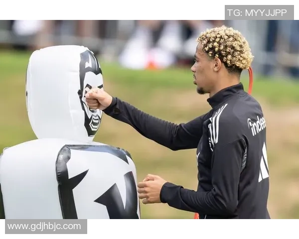 新月曾为埃基蒂克报价超1亿欧 元 他拒绝曼联蓝军纽卡等多队邀约